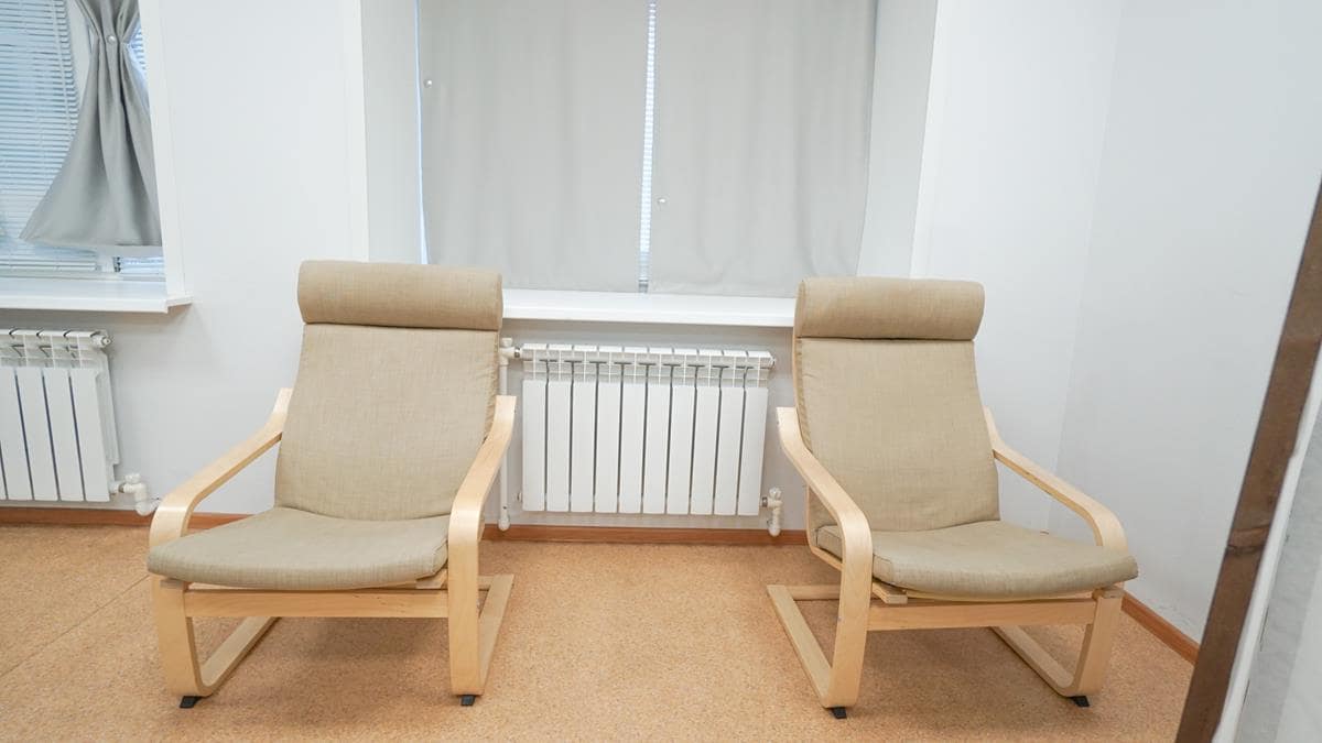 Кресла в приемном кабинете клиники доктора Минеева