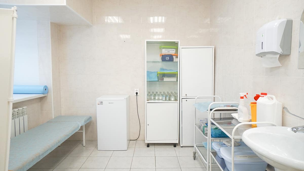 Шкафчики с медикаментами в процедурном кабинете в клинике доктора Минеева